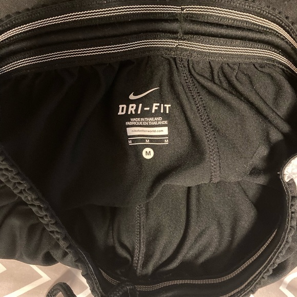 Men’s Medium Nike Athletic Shorts At The Knee Basketball Black and White - Picture 3 of 4